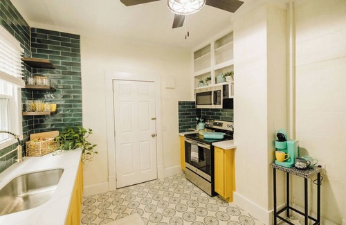 San Jacinto Casa | Amazing Location - Hot Tub -Walkable to beach - 2 Kitchens/2 King Bedrooms!