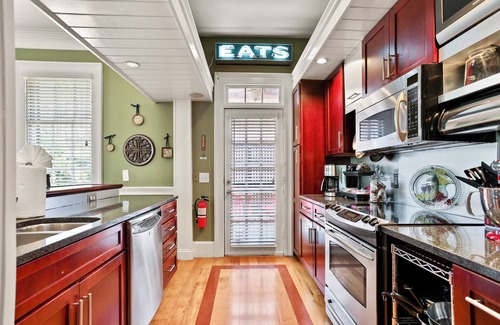 Hitch Village - Fred Wessels Homes Casa | Amazing Location-Parker House Est 1806-King Beds-Warren Sqr-Courtyard-Parking