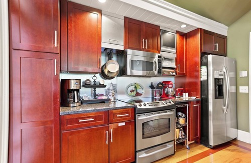 Hitch Village - Fred Wessels Homes Casa | Amazing Location-Parker House Est 1806-King Beds-Warren Sqr-Courtyard-Parking