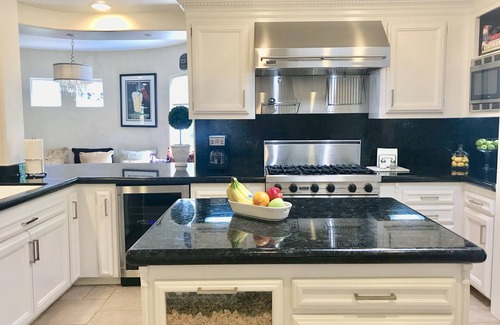 Sherman Oaks Casa | UBICACIÓN, UBICACIÓN! Hermosa, relajante y espaciosa casa en Sherman Oaks Village