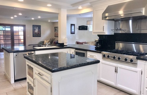 Sherman Oaks Casa | UBICACIÓN, UBICACIÓN! Hermosa, relajante y espaciosa casa en Sherman Oaks Village