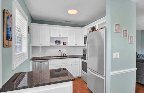 Vero Beach Condominio | Amazing Location, this 2/2 is in the center of it all!