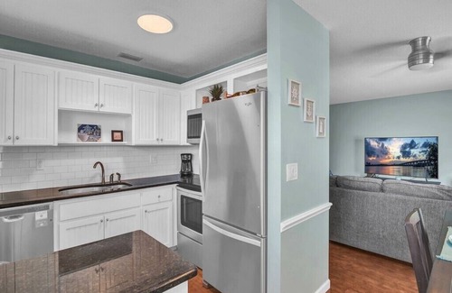 Vero Beach Condominio | Amazing Location, this 2/2 is in the center of it all!