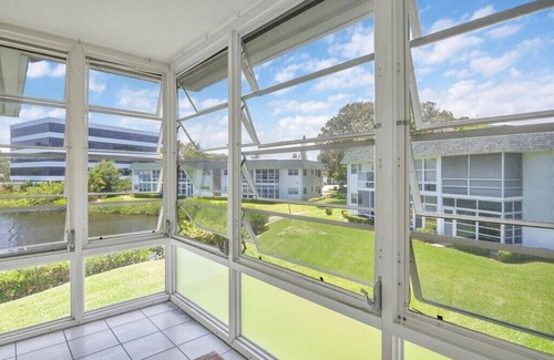 Vero Beach Condominio | Amazing Location, this 2/2 is in the center of it all!