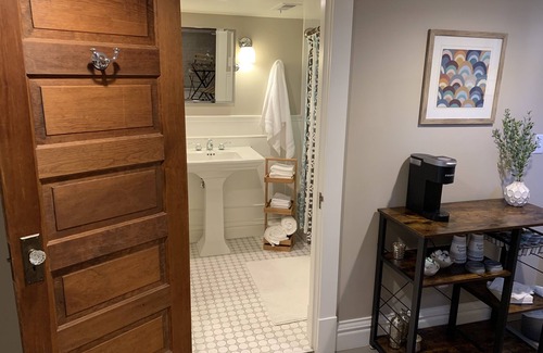Washington Park West Casa | Amazing Location- walkable to park, coffee & more! Cozy 1 Bd/1 Ba Private Suite