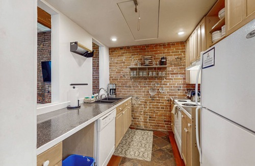 Pioneer Square Apartamento | Amazing Loft on Occidental Square with Private Roof Deck, City Views, WiFi & AC