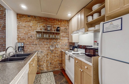 Pioneer Square Apartamento | Amazing Loft on Occidental Square with Private Roof Deck, City Views, WiFi & AC
