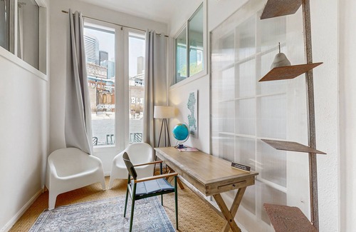 Pioneer Square Apartamento | Amazing Loft on Occidental Square with Private Roof Deck, City Views, WiFi & AC