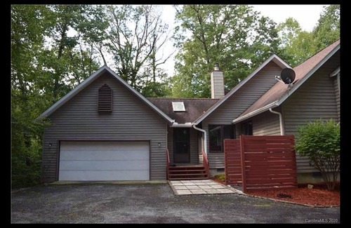 Pisgah Forest Casa | Amazing Mountain Views! Dog friendly, minutes to Pisgah Forest!