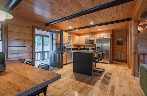 Cherry Log Casa | Amazing Mountain Views + Hot Tub