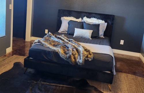 Royal Casa | Amazing Mountain view home sleeps 18 ,Separate Mother in law quarters