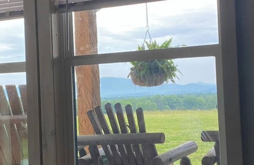 Cleveland Cabina | Amazing Mountain Views, Cabin, Private Farm Setting, Convenient Location