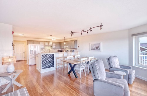 Long Beach Condominio | AMAZING OCEAN VIEW, Pets Ok, Steps to Town and Beach (StayS)