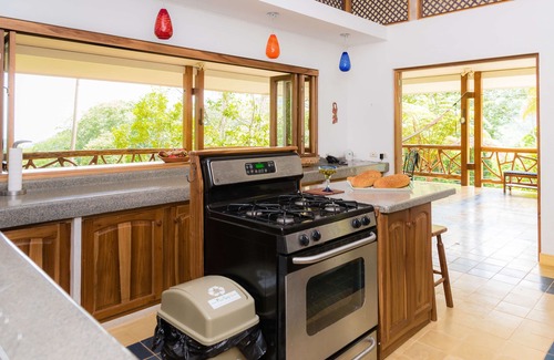 Portalón Casa | Casa Tucán, Casa Vacacional, Vistas al Mar, Catarata Privada