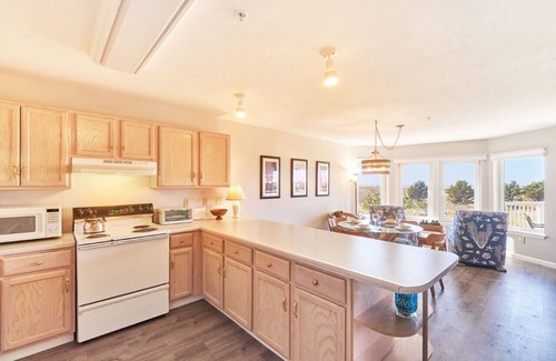 Long Beach Condominio | Amazing Ocean Views, Pets Ok, Walk To Town and Beach (Breeze)