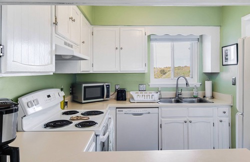 Long Beach Condominio | Amazing Ocean Views from Lovely 2 BR Condo w/ Pool at Oak Island Beach Villas.