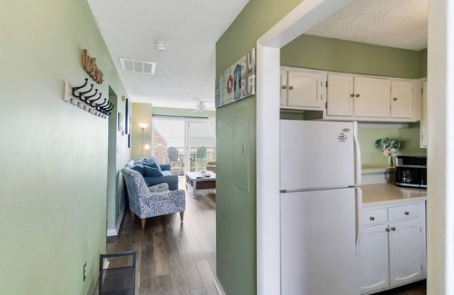 Long Beach Condominio | Amazing Ocean Views from Lovely 2 BR Condo w/ Pool at Oak Island Beach Villas.