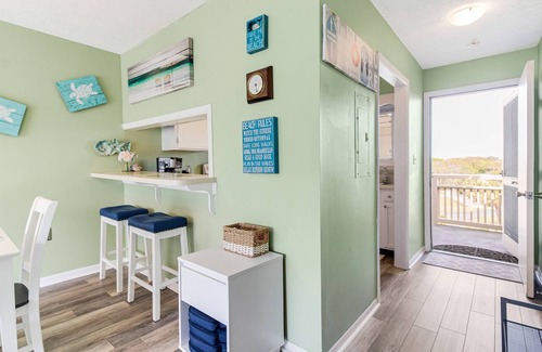 Long Beach Condominio | Amazing Ocean Views from Lovely 2 BR Condo w/ Pool at Oak Island Beach Villas.