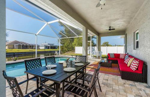 Trafalgar Casa | Amazing outdoor living on a freshwater canal, 4 bedrooms, pet-friendly - Villa Becky