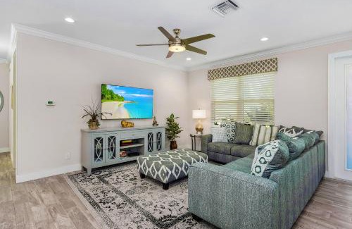 Trafalgar Casa | Amazing outdoor living on a freshwater canal, 4 bedrooms, pet-friendly - Villa Becky