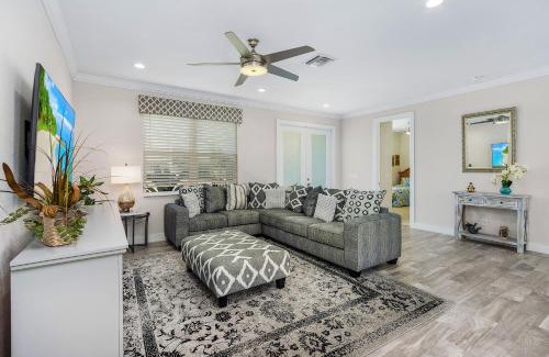 Trafalgar Casa | Amazing outdoor living on a freshwater canal, 4 bedrooms, pet-friendly - Villa Becky