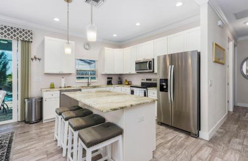 Trafalgar Casa | Amazing outdoor living on a freshwater canal, 4 bedrooms, pet-friendly - Villa Becky