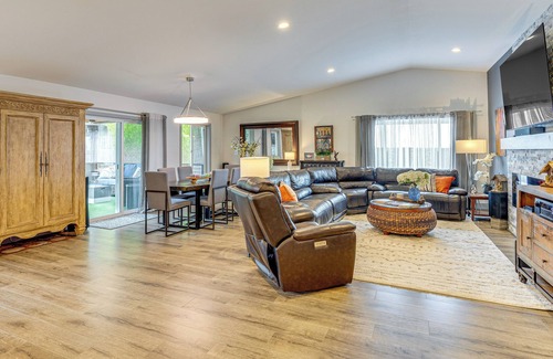 Silver Lake Casa | Amazing Outdoor Space! Everett Escape w/Hot Tub
