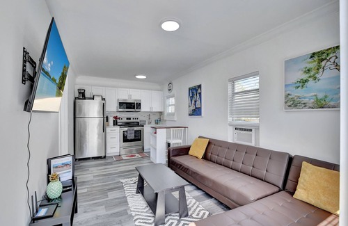 Pineapple Grove Arts District Cabaña | AMAZING PRIVATE COSY HOUSE, FENCED YARD, NEW, PETS