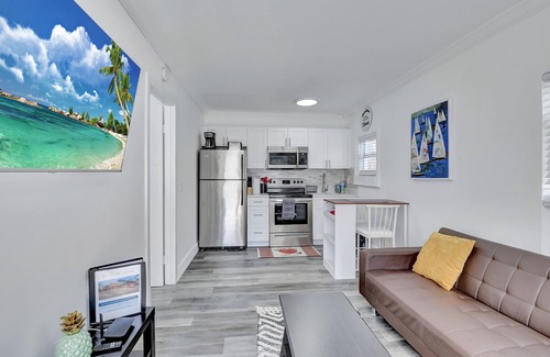 Pineapple Grove Arts District Cabaña | AMAZING PRIVATE COSY HOUSE, FENCED YARD, NEW, PETS