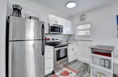 Pineapple Grove Arts District Cabaña | AMAZING PRIVATE COSY HOUSE, FENCED YARD, NEW, PETS