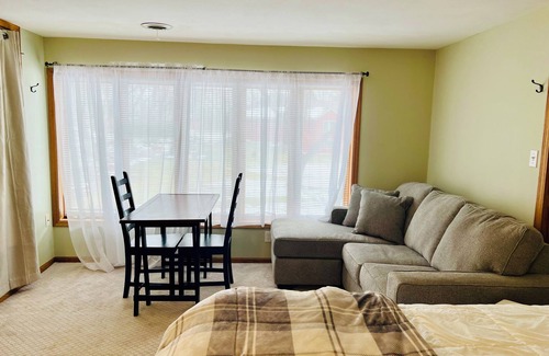 Lake Mills Apartamento | AMAZING!! Private Suite w Separate Entrance+Parking - 2-3 min walk to the Lake