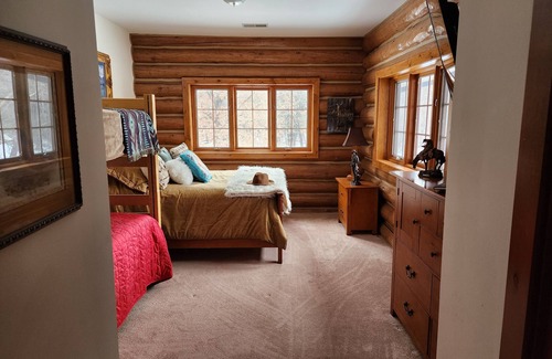 Holcomb Complejo | Amazing Retreat Property: Massive Luxury Lodge - Ensuite & Rustic Cabins for 80+