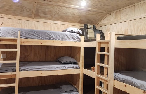 Holcomb Complejo | Amazing Retreat Property: Massive Luxury Lodge - Ensuite & Rustic Cabins for 80+
