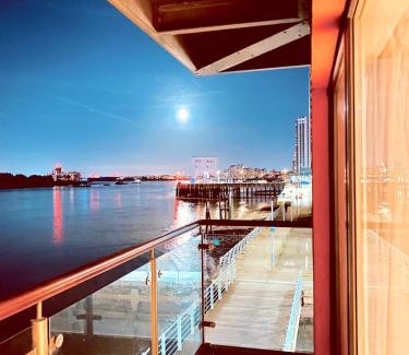 Woolwich Riverside Apartamento | Amazing River view 2 bedroom apartment, sleeps 6 , balcony and parking