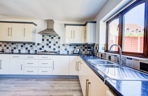 Sheerness Casa | Amazing Seaside House - Sea Views & Hot Tub - Few minutes walk to sea and beach