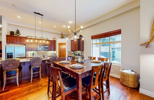 Big White Ski Resort Cabina | Amazing ski retreat with hot tub, fireplace, W/D & balcony views - walk to lifts