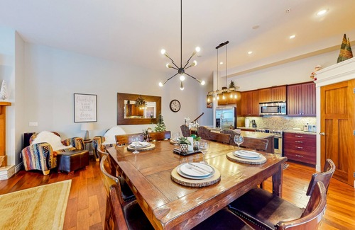 Big White Ski Resort Cabina | Amazing ski retreat with hot tub, fireplace, W/D & balcony views - walk to lifts