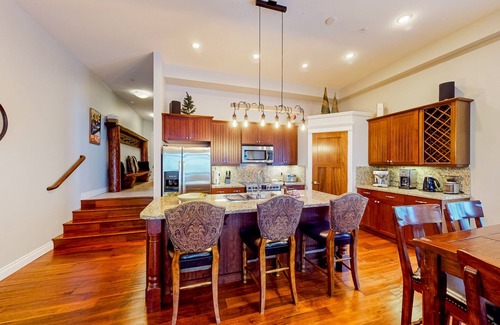 Big White Ski Resort Cabina | Amazing ski retreat with hot tub, fireplace, W/D & balcony views - walk to lifts