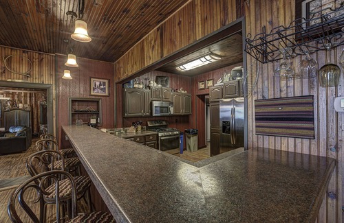 St Germain Cabina | Amazing, sleeps 26, covered lakeside, bar, beach, Big St Germain Lake