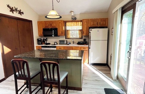 Bushkill Casa | Acogedor refugio: cama king size y wifi, escapada perfecta para parejas o familias pequeñas