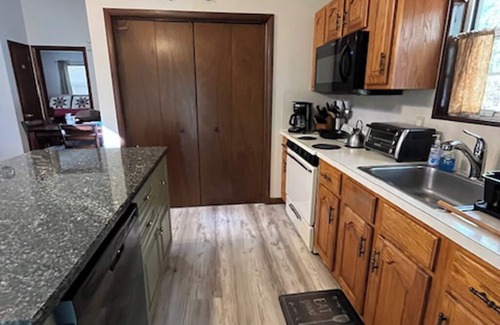 Bushkill Casa | Acogedor refugio: cama king size y wifi, escapada perfecta para parejas o familias pequeñas