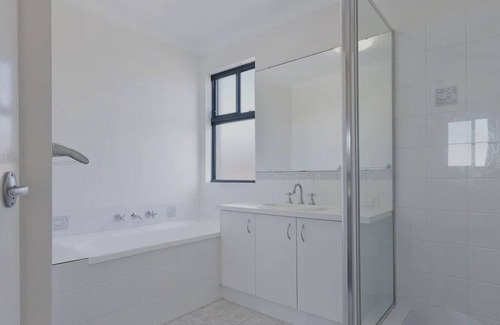 Doubleview Casa | Amazing spacious 4 bedroom,2 bathroom house perfect for event or family getaway.