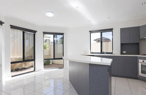 Doubleview Casa | Amazing spacious 4 bedroom,2 bathroom house perfect for event or family getaway.