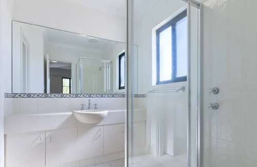 Doubleview Casa | Amazing spacious 4 bedroom,2 bathroom house perfect for event or family getaway.