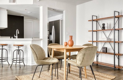 Studio City Apartamento | Amazing Studio City 2BR w/ Pool, Gym & W/D, nr Olive Ave, by Blueground