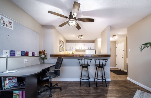 North Central Edmonton Apartamento | Amazing Studio Suite & Workspace