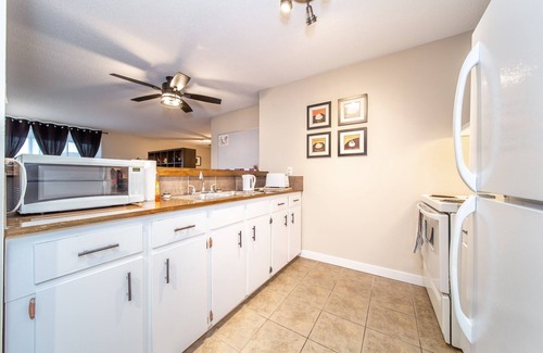 North Central Edmonton Apartamento | Amazing Studio Suite & Workspace