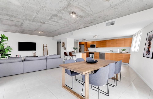 Wynwood Art District Condominio | Amazing sunset view with Pool, 2b/2ba, gym , Best location A+!