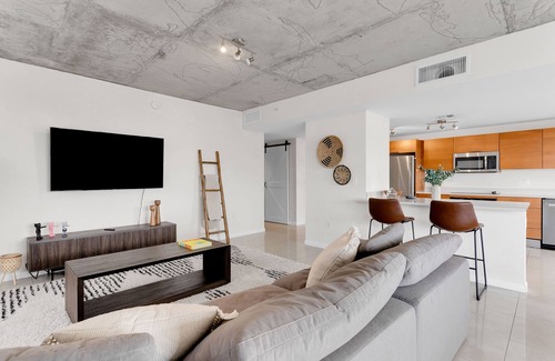 Wynwood Art District Condominio | Amazing sunset view with Pool, 2b/2ba, gym , Best location A+!
