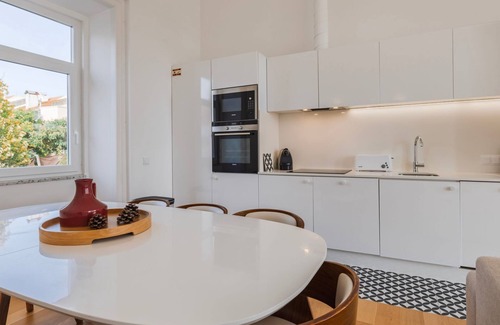 Santa Engracia Apartamento | Amazing Terrace River View Apartment by LovelyStay
